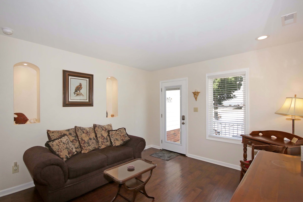 אזור ישיבה עם נוף לאגם