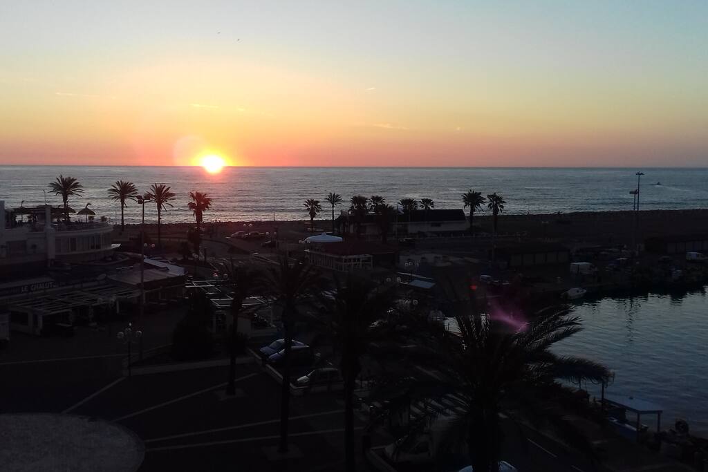 le soleil levant vu de la terrasse