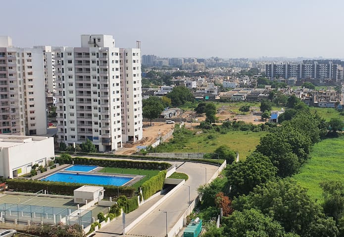 Entire 3 BHK Cozy Apartment Swimming Pool View !
