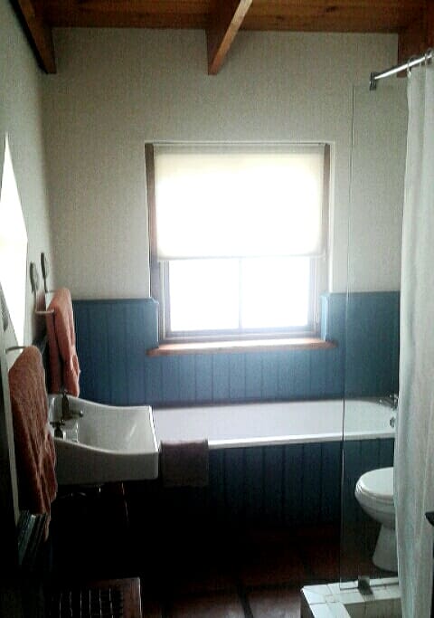 Guest's en-suite bathroom
