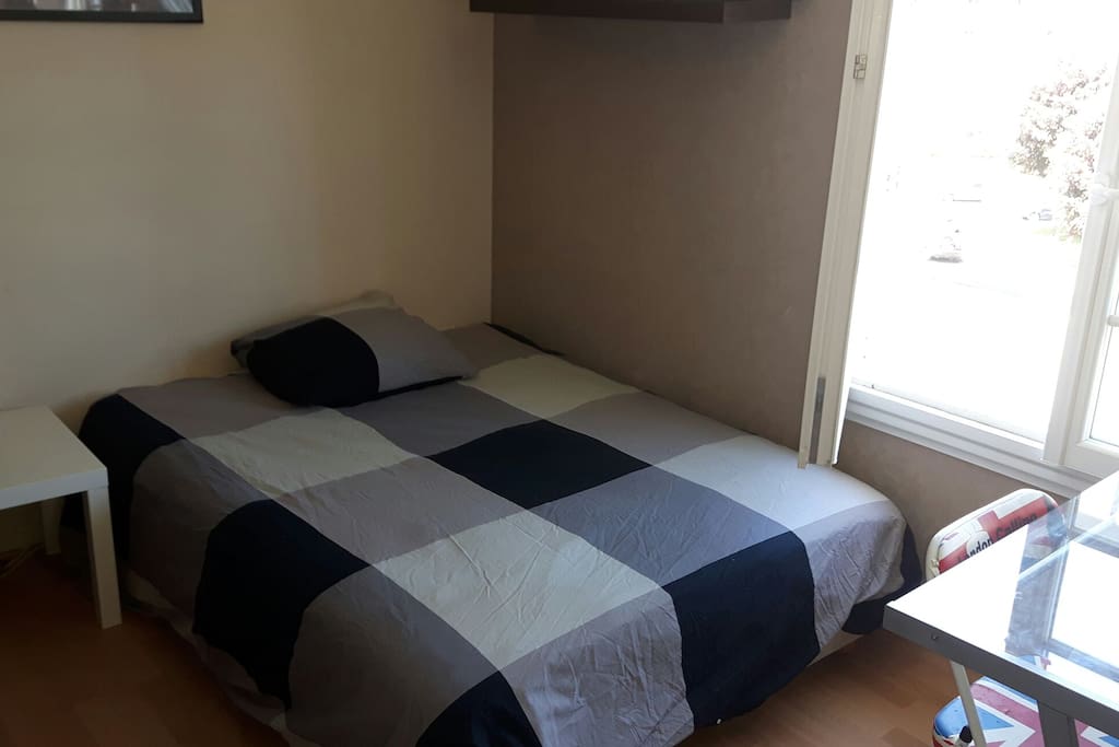 chambre privative de 12 m2 avec bureau et armoire à disposition. Belle vue.