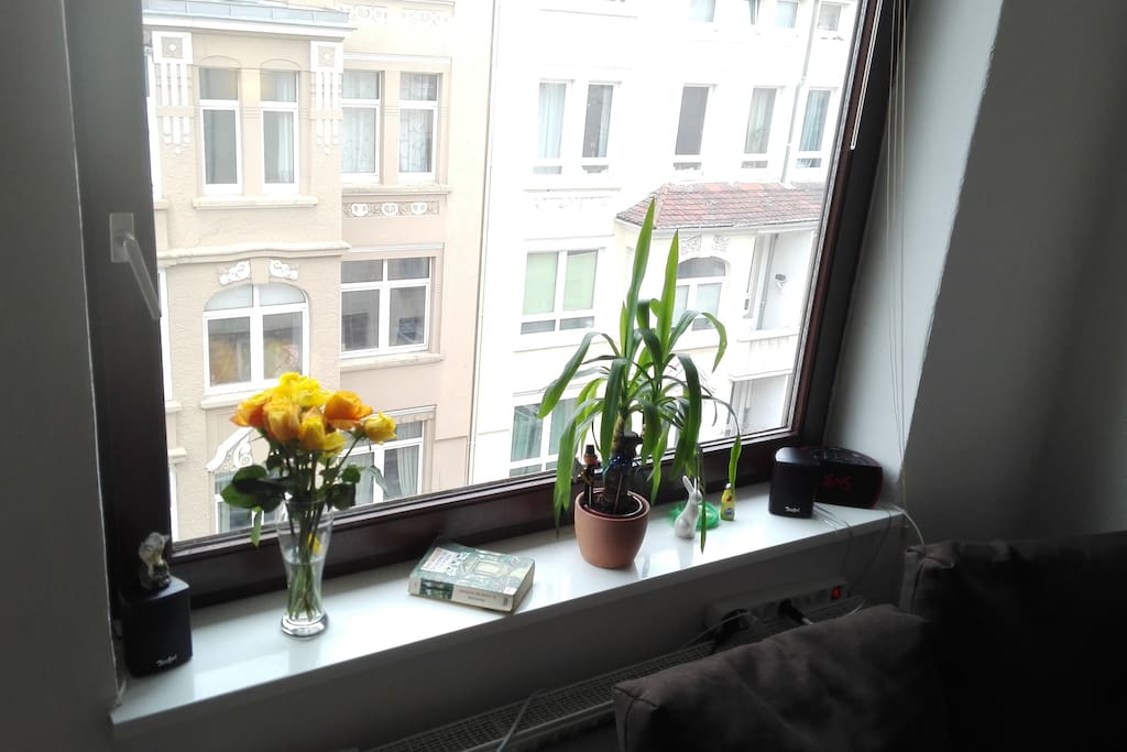 Rechts befindet sich ein Radiowecker