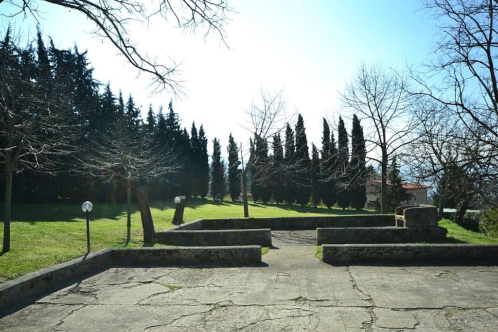 Giardino esterno con barbecue