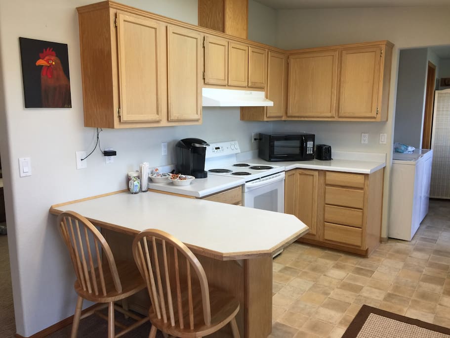 Fully Equipped Kitchen with Eat In Bar