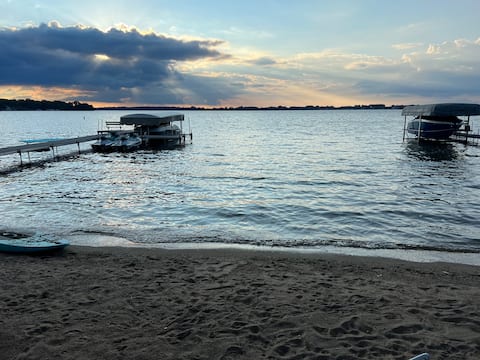 Luxury 5-Bed Lakefront, 52-ft Walkout Beach