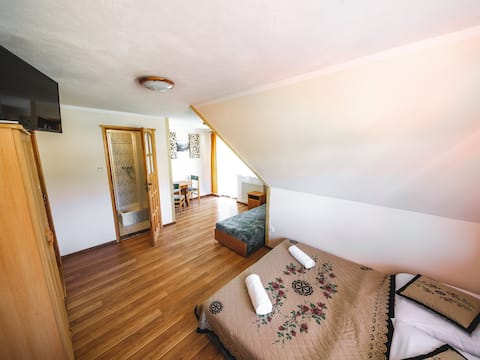 Prywatny pokój 4-osobowy z łazienką i balkonem