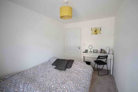 Cosy Private Double Room in Ground Floor Flat