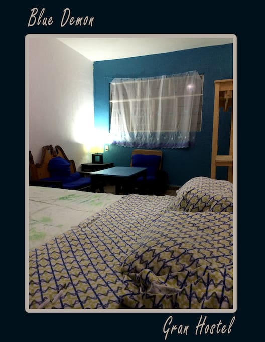 Cama matrimonial con dos almohadas, juego de sábanas, cobija afelpada y cobertor. Quién dijo frío.
