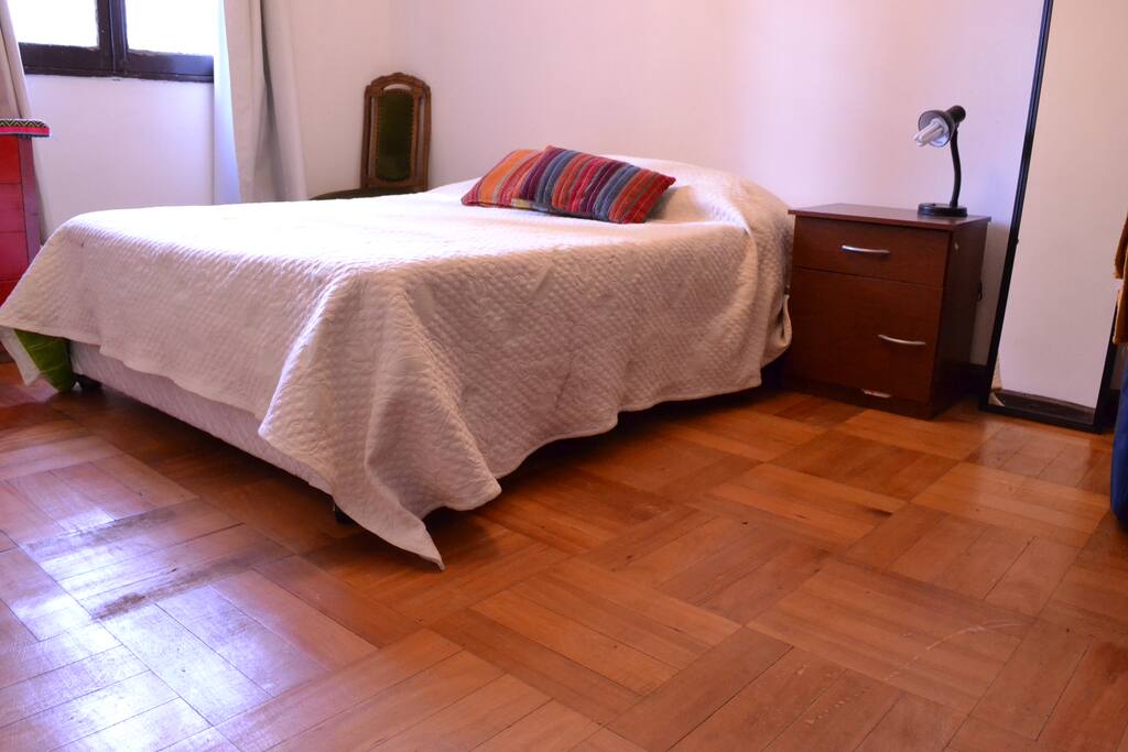 habitación espaciosa con piso parquet