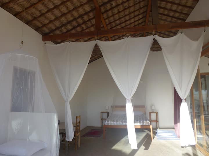 主卧室N ° A楼可供3人入住。（一张标准双人床+一张单人床）