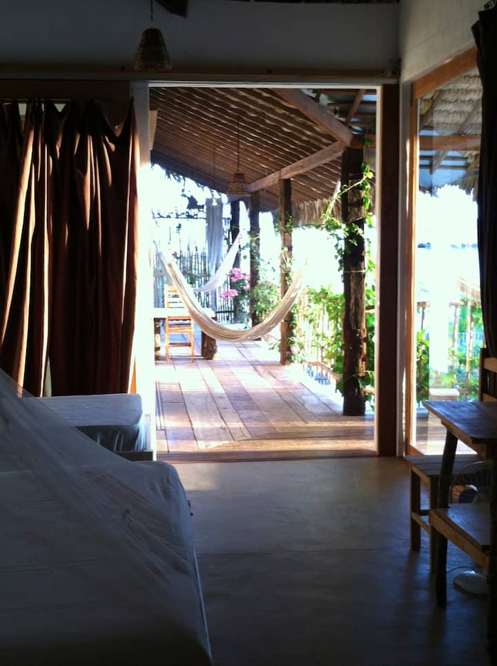 暹罗客房N ° 1和2的阳台，主卧室的侧景N ° B