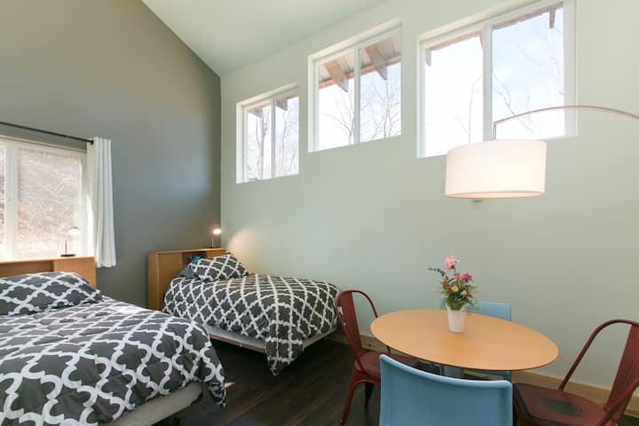 2号卧室配有中世纪家具和20英尺天花板