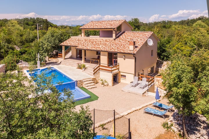Villa Nabucco, 2 HEATED swimming pools, island Krk