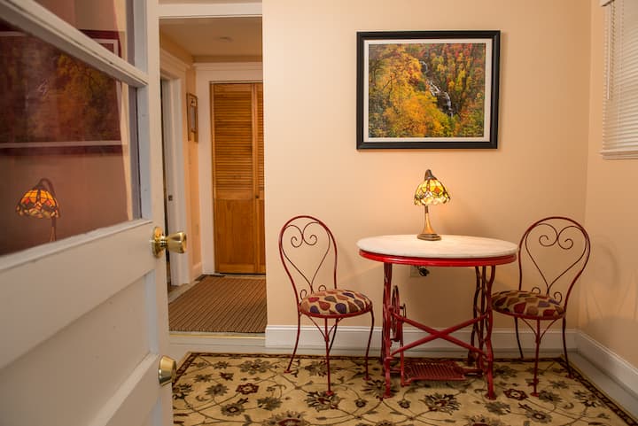The Red Cottage -Pet friendly. Off-season rates.