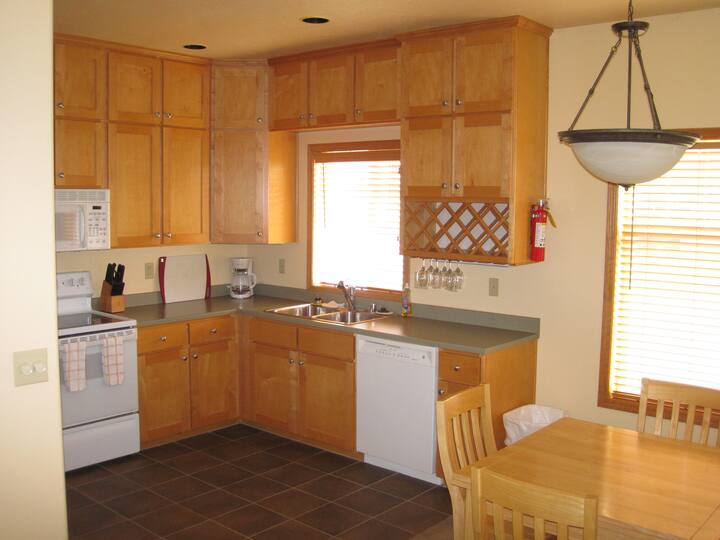 Crescent City cozy 2BD near beach Houses for Rent in Crescent City