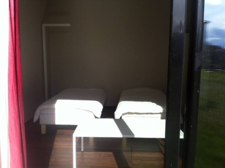 Dormitorio junto al jardín. Dos camas para juntar si es necesario.