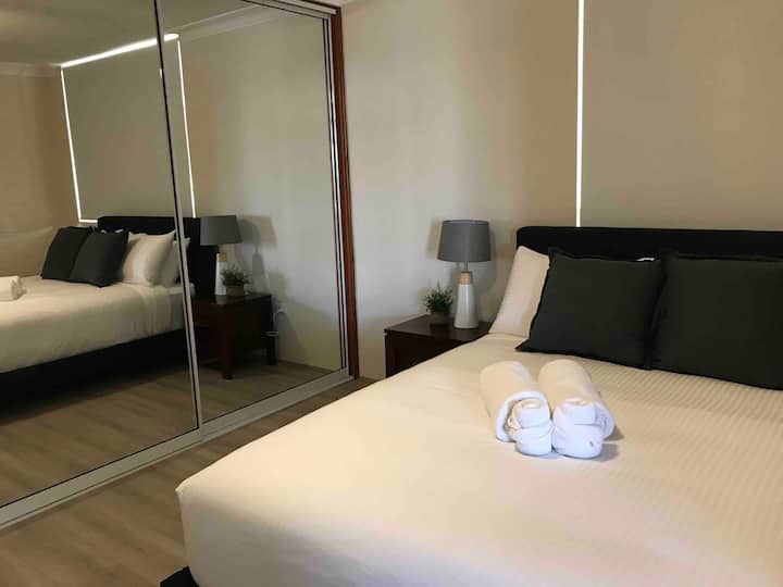 4 غرف نوم بسرير مريح ، وبياضات كاملة توفر 