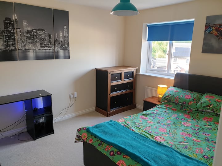 ¡Amplio dormitorio doble con espacio para una cuna de viaje o simplemente para separarse!