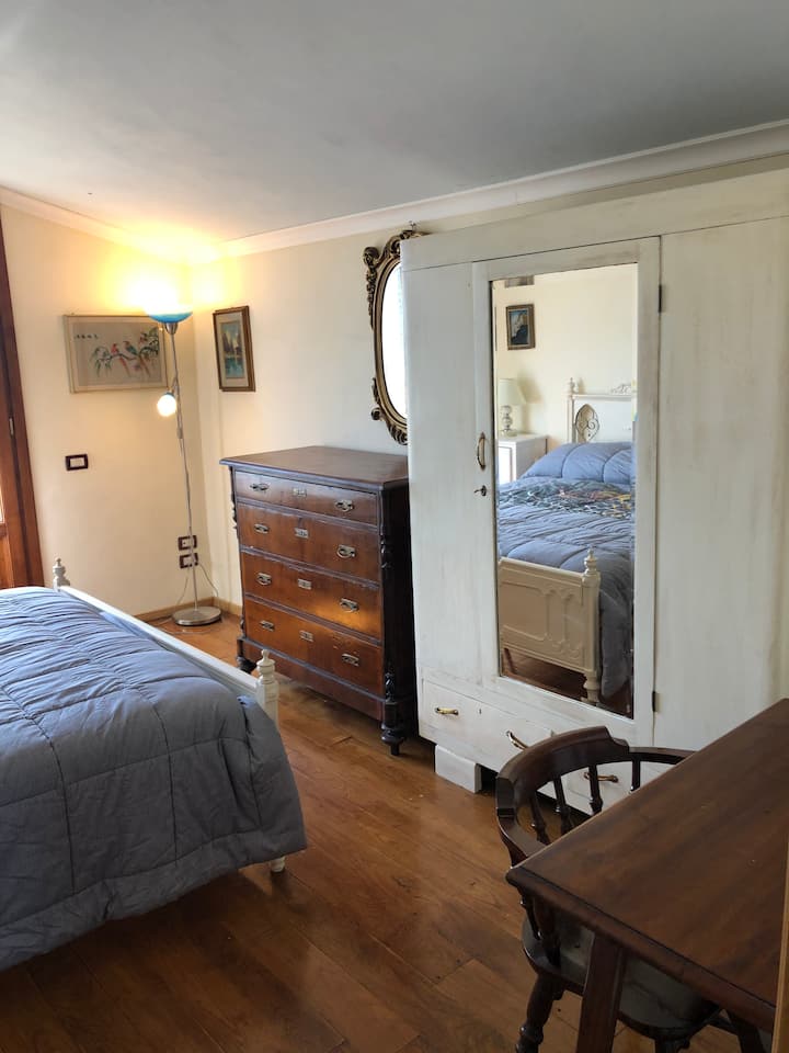 dormitorio 1 con cama tamaño queen y baño privado.