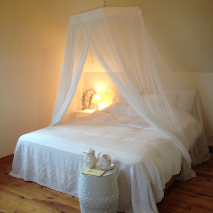 Kingsize bed with heavenly white bedding