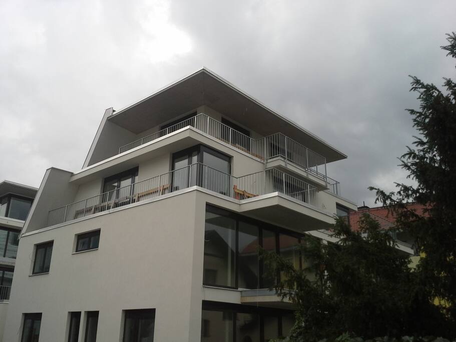 Blick von Süd-östlicher Richtung auf die Wohnung. Das Zimmer befindet sich beim unteren Fenster links
