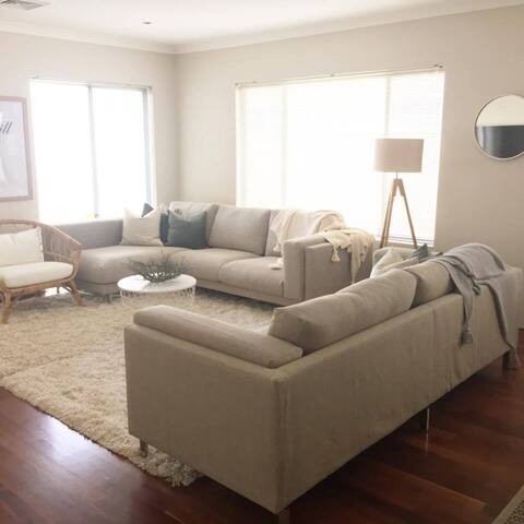 Newly furnished Modern and Stylish Central Getaway