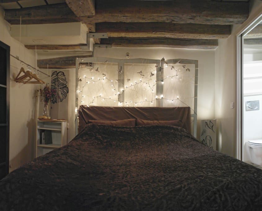 Chambre du bas, lit futon japonais, salle de bains et toilette privées attenantes