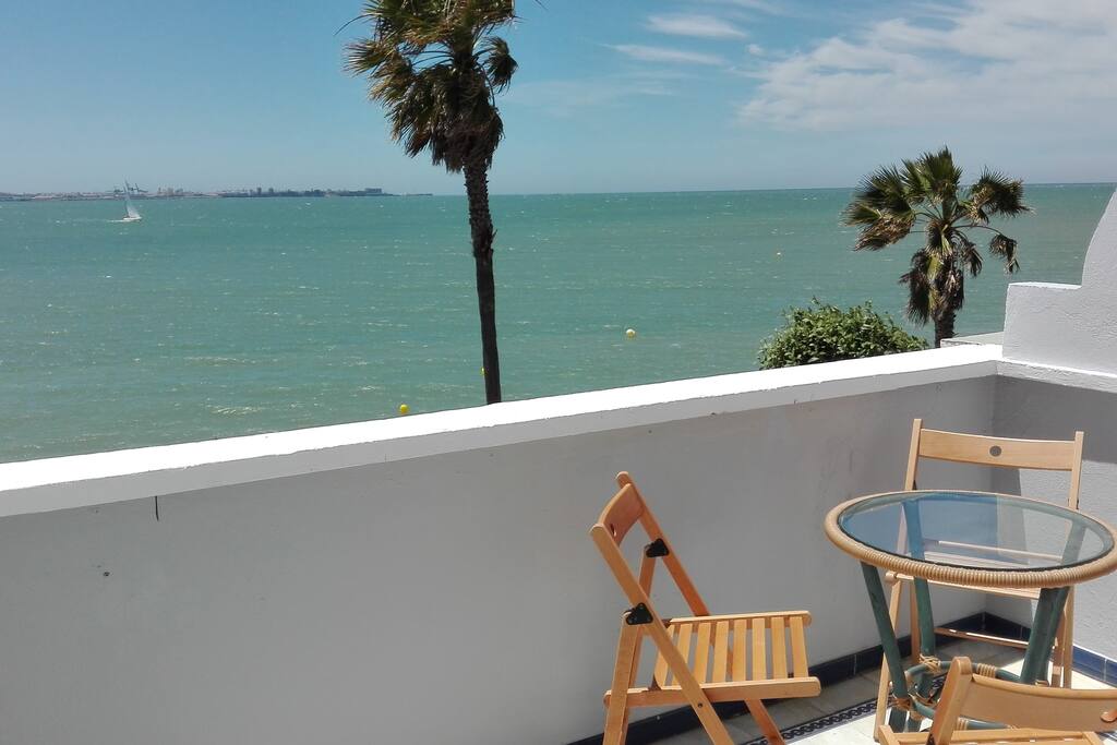 Terraza con vistas al mar y muy cerca de la playa