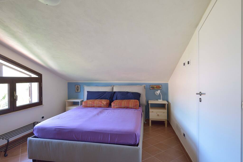 Camera da letto matrimoniale mansardata, con aria condizionata, tv e bagno brivato