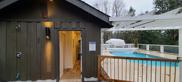 Აუზის ორსართულიანი სახლის შესასვლელი