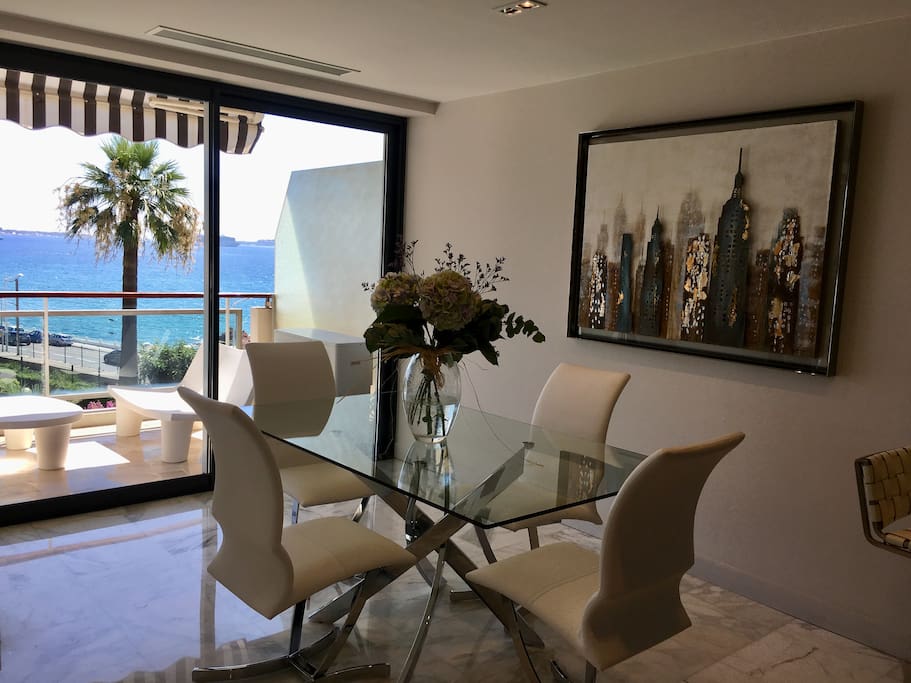 Salle à manger, salon terrasse attenant, vue mer