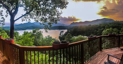 The Cedar House: Breathtaking views on Lake Lure