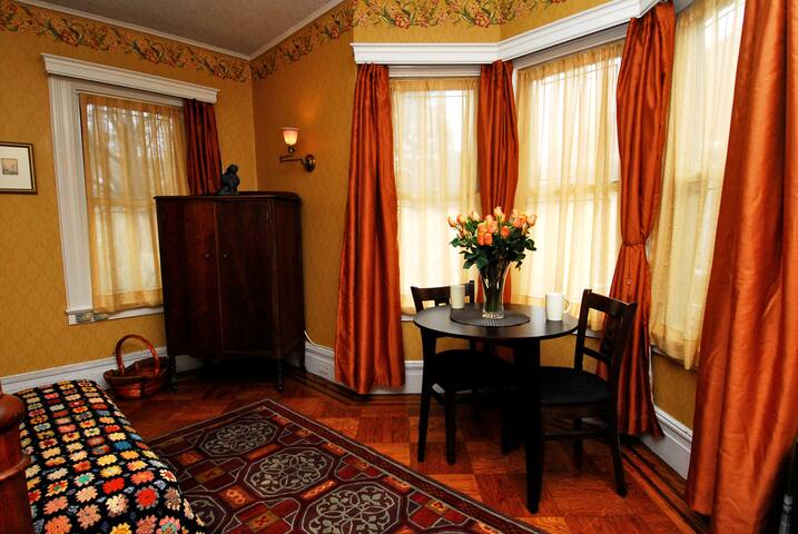 Breakfast nook in the bay window
