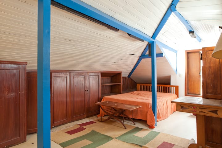 Habitación 1 Suite con cama matrimonial
Posibilidad de 2 colchones individuales adicionales.