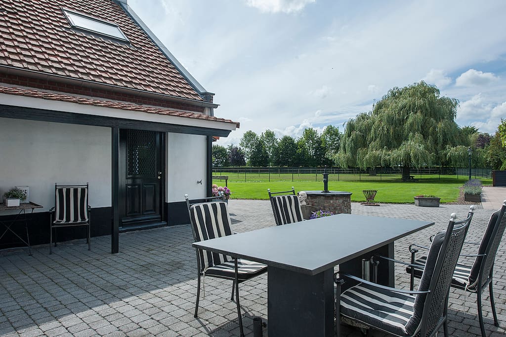 Terras met voordeur guest house