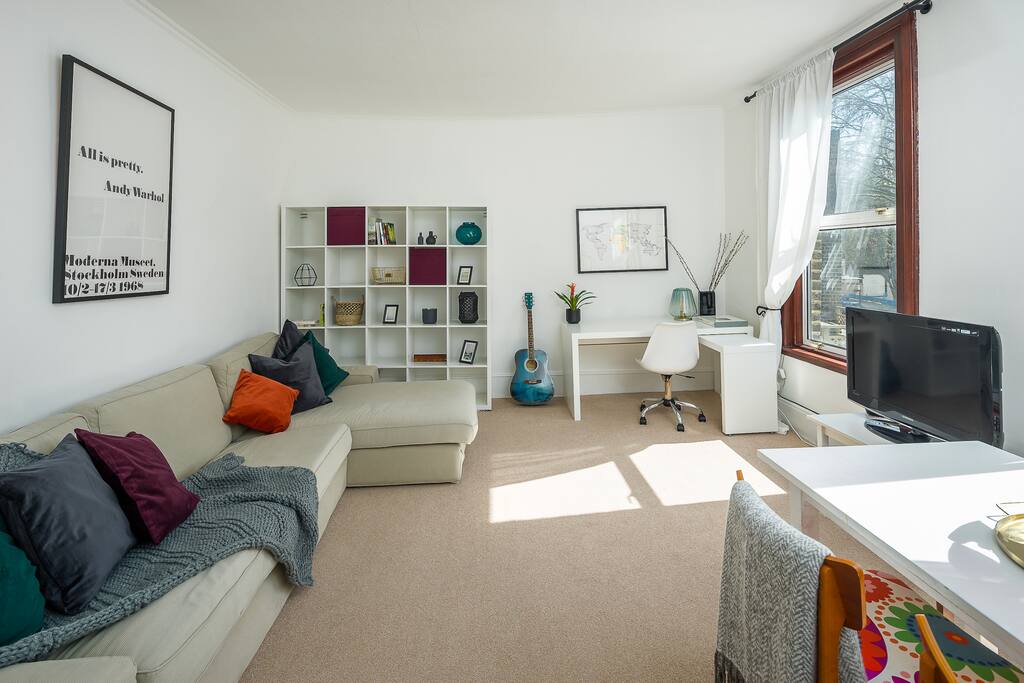 Light and tranquil living room