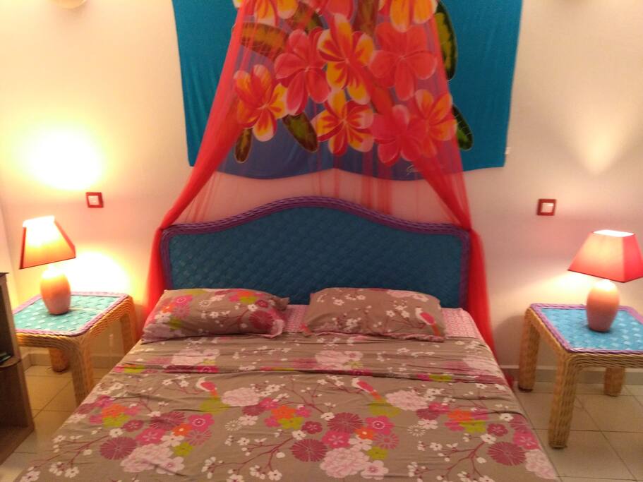 Vous serez comme chez vous dans une ambiance cosy, colorée et chaleureuse.