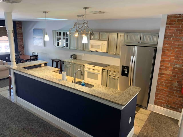 BEACHY DOWNTOWN ☆ MINUTES TO THE BEACH ☆ UPDATED