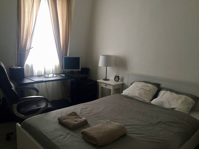 Room close to La Défense