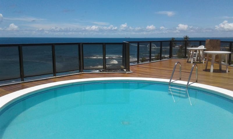 Precioso Flat frente ao mar de Ondina com piscina