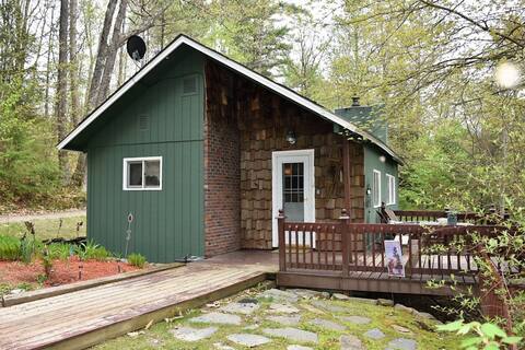 Cozy White Mountain Cabin w/ Hot Tub & Fireplace.