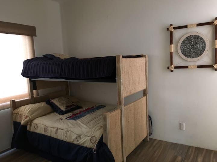 Საძინებელი ორსართულიანი საწოლით 4 ადამიანისთვის