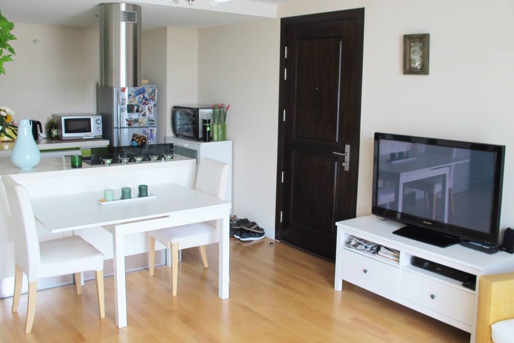 Cozy living room with LCD TV 50", DVD player, wifi