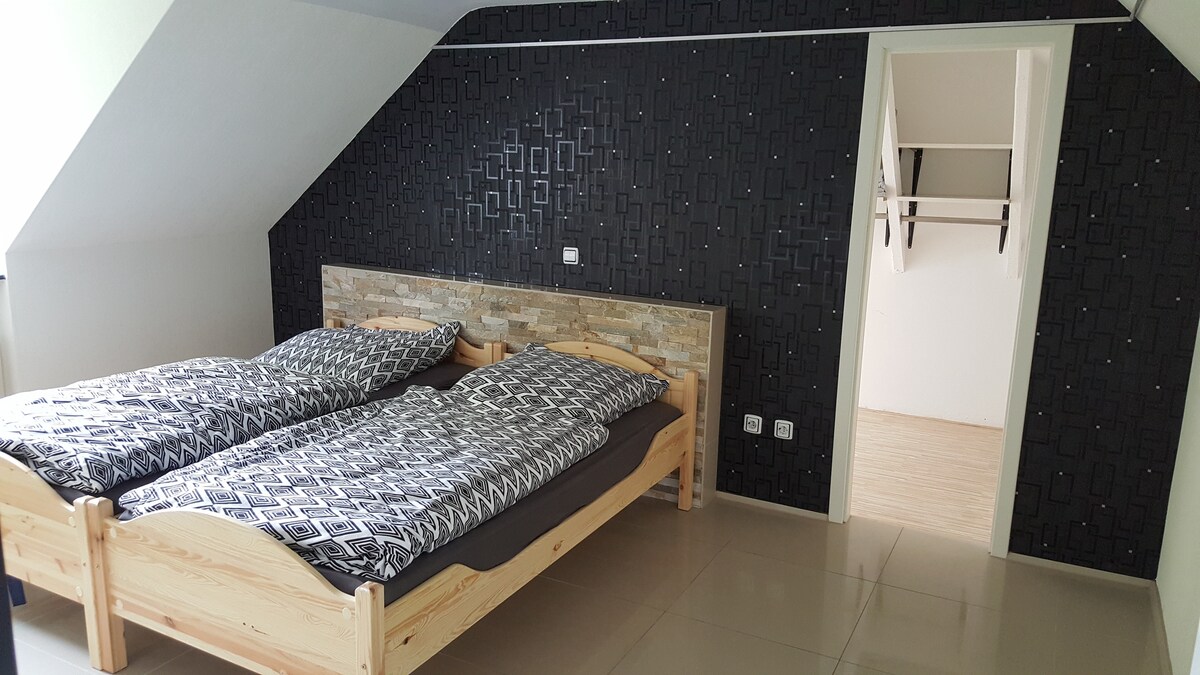 Спалня с дрешник