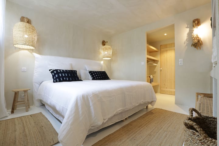 Chambre nuage : lit 180, salle de douche  à l'italienne privative, dressing.