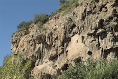 Troglodyte+house+in+the+tuf+cliff