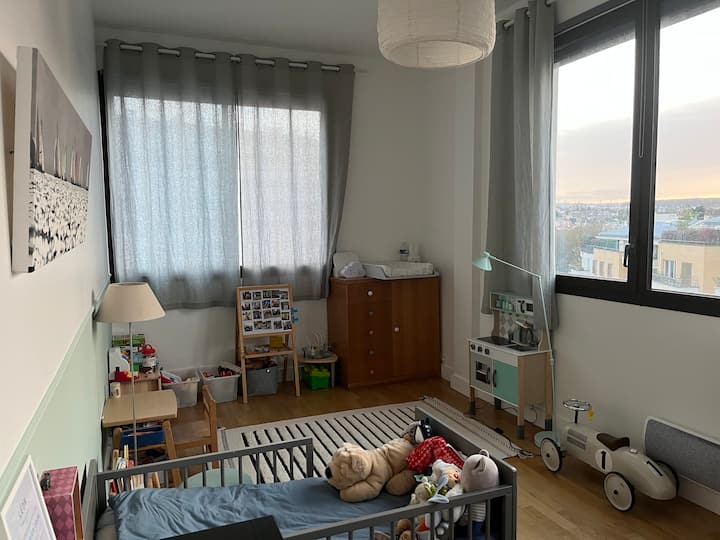 Chumba cha kulala 3
Kitanda cha watoto 150cm x 70cm
Meza ya Kubadilisha Mtoto 
Dawati la kazi la mbali
Uwezo wa kuweka godoro sakafuni (90 x 200)