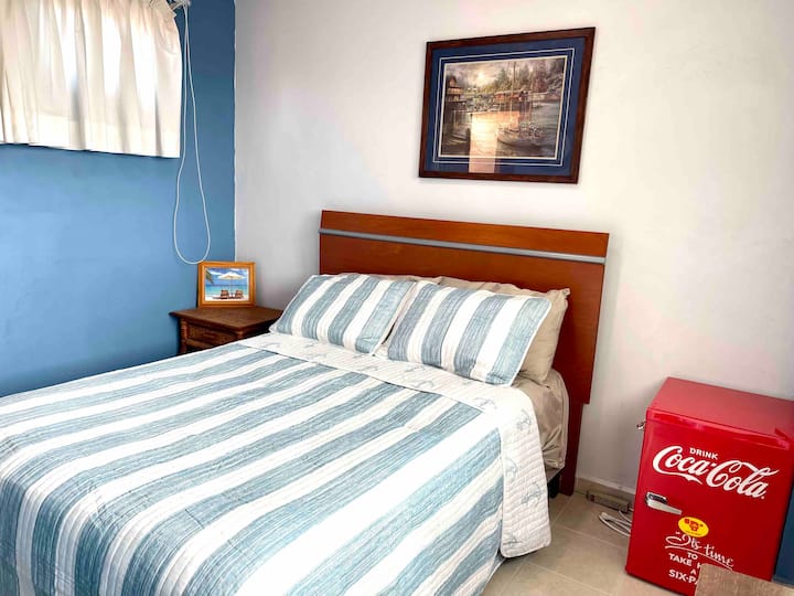 Esta pequeña habitación exterior NO tiene aire acondicionado, solo un ventilador 
Exterior 