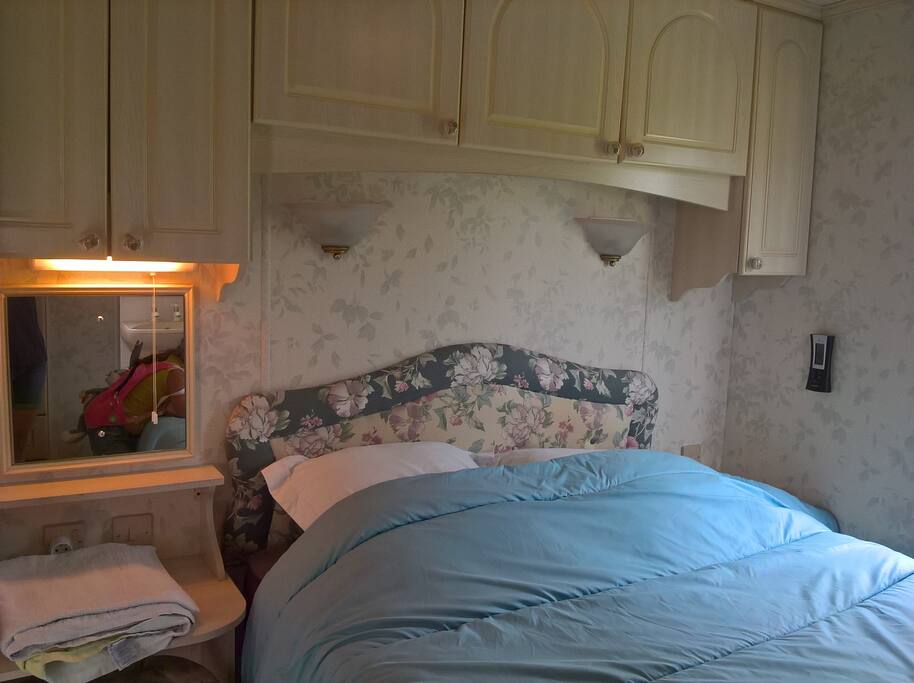 chambre double avec toilette et douche privative
