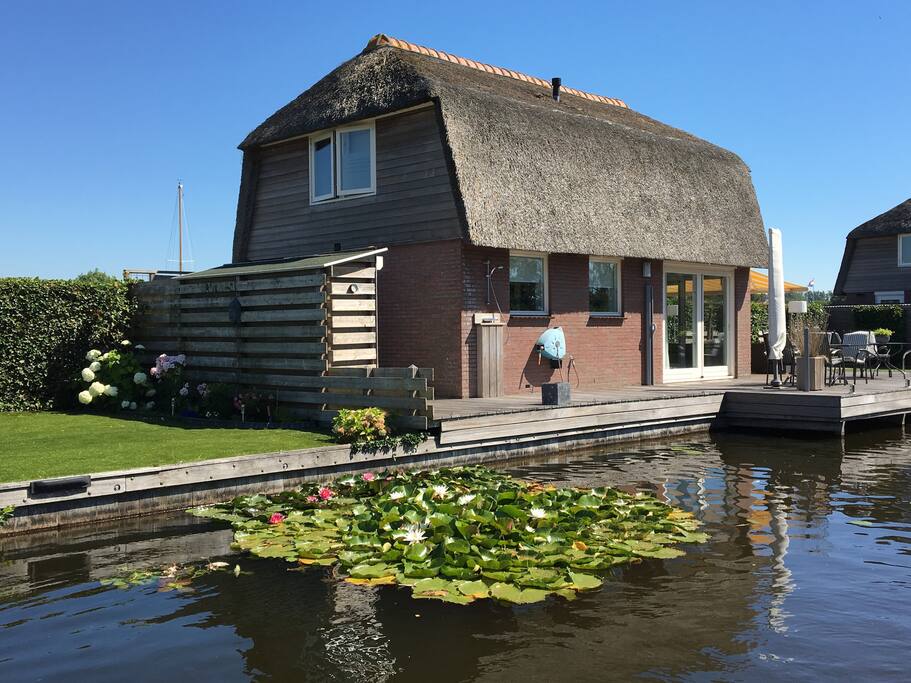Het huisje gezien vanaf het water.